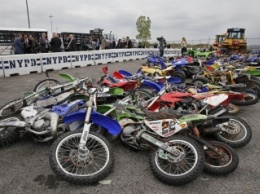 Десятки мотоциклов и квадроциклов раздавили бульдозером
