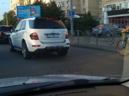 В Украине засняли два заряженных Mercedes разных цветов с абсолютно одинаковыми номерами