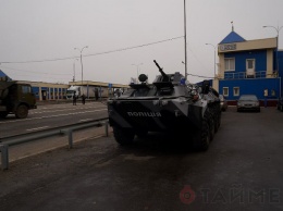 На выездах из Одессы разместили бронетехнику и автоматчиков