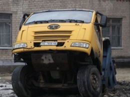 Возле школы в Днепре грузовик провалился под асфальт. ВИДЕО