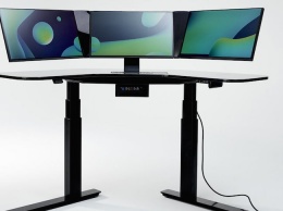 Встроенный в стол компьютер с тремя мониторами продают за $4500