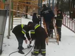 В Харькове ребенок застрял на горке (фото)