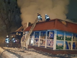 Ночью на Березняках сгорел магазин