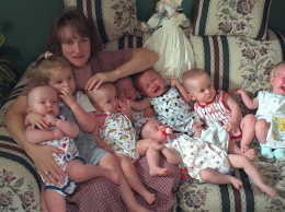 В 1997 году она родила семерых детей - и их бросил муж. Вот как они выглядят сегодня