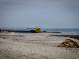 Больше двух недель буксир «Параллель» не покидает берег пляжа «Дельфин»