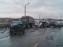 Тройное ДТП произошло в Днепре: водитель вылетел через боковое стекло