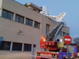 В Испании при падении самолета на АЗС погибли два человека