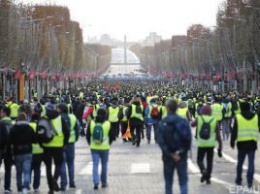 Париж готовится к протестам "желтых жилетов": на улицах размещена бронетехника, закрыта граница с Бельгией