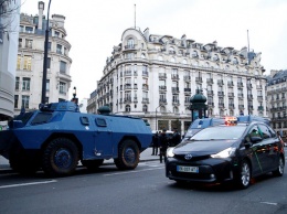 В Париже жандармы вывели на улицы бронемашины, а протестующие готовятся к штурму Елисейского дворца