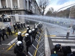 В Брюсселе протест "Желтых жилетов" разогнала полиция, сотня задержанных