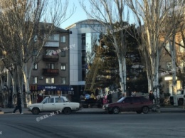 В Мелитополе в центре города наряжают елку (фото)