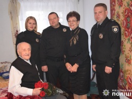 Николаевские полицейские поздравили ветерана МВД со 100-летием