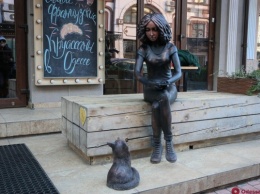 В Одессе торжественно открыли скульптуру девушки с котиком