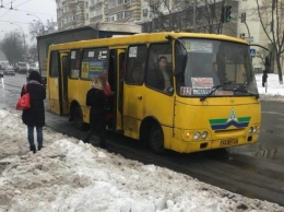 Отличный "сервис": водитель киевской маршрутки справил нужду прямо в салоне