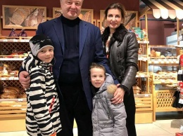 Порошенко вместе с женой фотографировался с чужими детьми в супермаркте. Фото