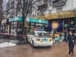Киевский патруль натворил бед: снес пешехода и врезался кафе