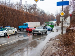 ДТП в Днепре: на дороге столкнулись Mazda и хлебовоз