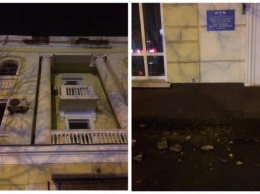 Возле входа в детскую библиотеку в Кривом Роге упал кусок бетона