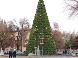 Фотофакт: Поломанные скамейки украшают к Новому году