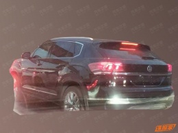 VW Atlas Cross Sport замечен в деле и без камуфляжа