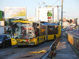 Чудовищное ДТП в Киеве: пробил головой стекло, все в крови, авто влетело в троллейбус