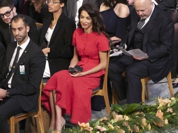 Амаль Клуни в ярком твидовом наряде выделилась из толпы на церемонии вручения Нобелевской премии мира