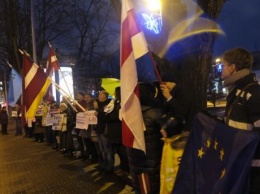 Под посольством России в Риге требовали прекратить нарушение прав украинцев