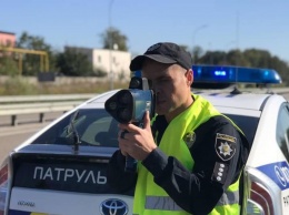 Харьковчанка села за руль без прав и решила подразнить полицию, видео беспредела