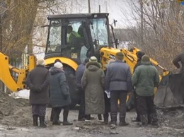 Под Харьковом люди заблокировали строительство водопровода (видео)