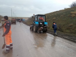 Дорожники устраняют последствия непогоды в Крыму