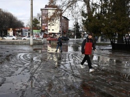Коммунальщики объяснили причину затопленных в Симферополе тротуаров
