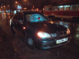 ДТП в Киеве: Daewoo Lanos сбил пешехода и провез его на крыше