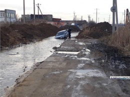 В Керчи на улице Полевой утонул ВАЗ