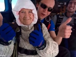 102-летняя бабушка прыгнула с парашютом. Вот как это было