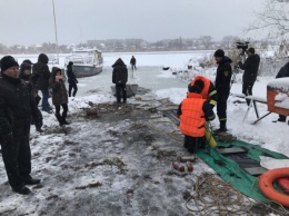 В Кривом Роге спасатели отрабатывали навыки спасения утопающих на обледеневших водоемах