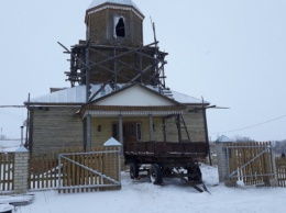 Пьяный охотник нарядися попом и расстрелял иконы в церкви (фото)