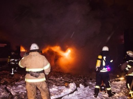 Ночью в Киеве горел строительный рынок "Юность"