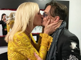 Джонни Депп заинтриговал фанатов страстным поцелуем с таинственной блондинкой