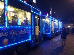 Праздничная атмосфера: по городу ездит новогодний трамвай