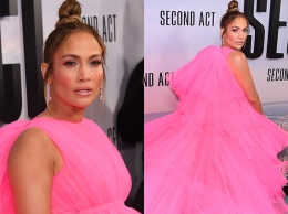 Пышное розовое платье и еще четыре образа: Дженнифер Лопес продолжает модные эксперименты