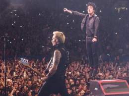 Green Day в качестве рождественского подарка фанатам представили новое видео на песню Youngblood