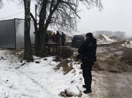 Рейдерский захват в Барышевке: стройплощадку блокировали неизвестные в форме