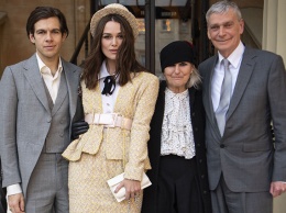 Кира Найтли с мужем и родителями посетила Букингемский дворец и получила орден