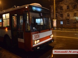 В Николаеве нетрезвая женщина упала и ударилась о троллейбус