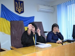 В Запорожской области судья прямо во время заседания показала неприличный жест
