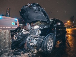 В Киеве внедорожник врезался в отбойник при въезде на мост, водитель погиб на месте