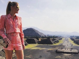 Китти Спенсер отдыхает в Мексике и делится фото в ярких мини-шортах