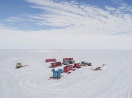 Подводный робот исследует подледное озеро Арктики