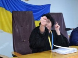 В Запорожской области судья показала адвокату фигу во время заседания