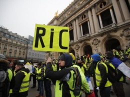 "Желтые жилеты" вышли на очередную акцию в Париже, 37 задержанных